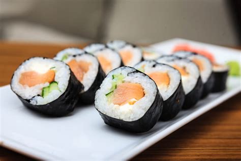 smoked salmon sushi roll recipe    smoked salmon sushi roll