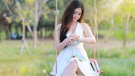 壁紙 スイングでアジアの女の子座る、白いドレス、書籍 3840x2160