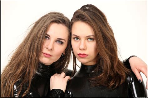 Polina Und Alina In Schwarz – Catsuitmodel