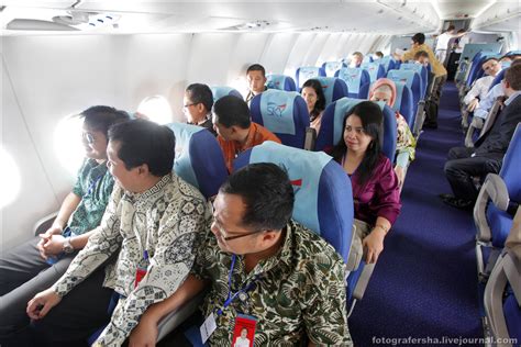 foto gambar penumpang and pramugari sukhoi superjet 100