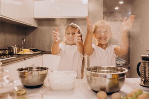 due sorelle delle bambine che cucinano alla cucina foto