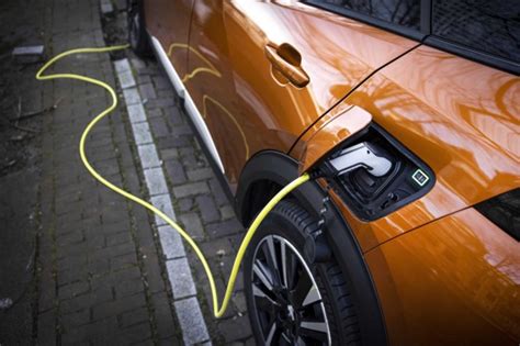 helft nieuwe elektrische autos gaat nu naar consumenten de limburger