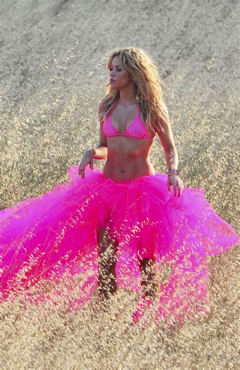 shakira paparazzi pink bikini tops photos thefappening link