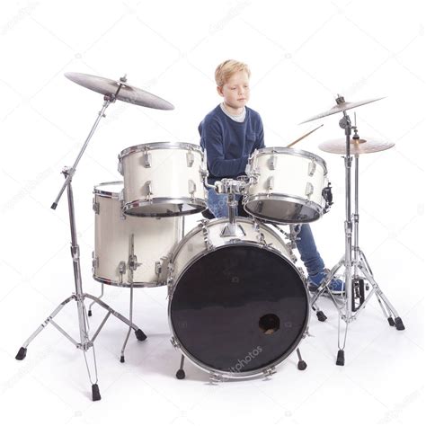 kaukasische jongen op drumstel  studio speelt muziek stockfoto  ahavelaar