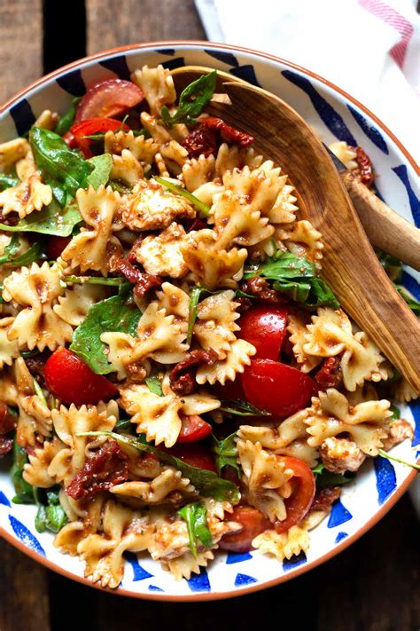 einfacher italienischer nudelsalat mit rucola und tomaten