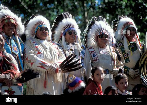 Les Canadiens Autochtones En Costume Traditionnel Stampede De Calgary
