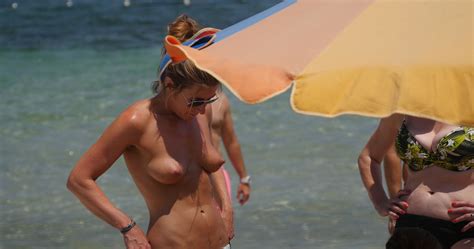 jennifer aniston topless walking on beach porno photo