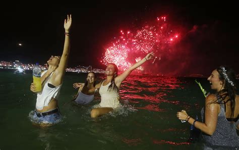 Rio De Janeiro Celebrates The New Year Metro Uk