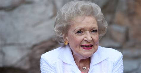 betty white says she s single and ready to mingle at 94 huffpost