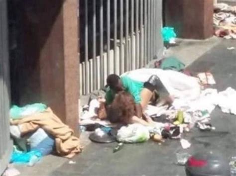 roma fanno sesso sul marciapiede degrado in piazza indipendenza corriere it