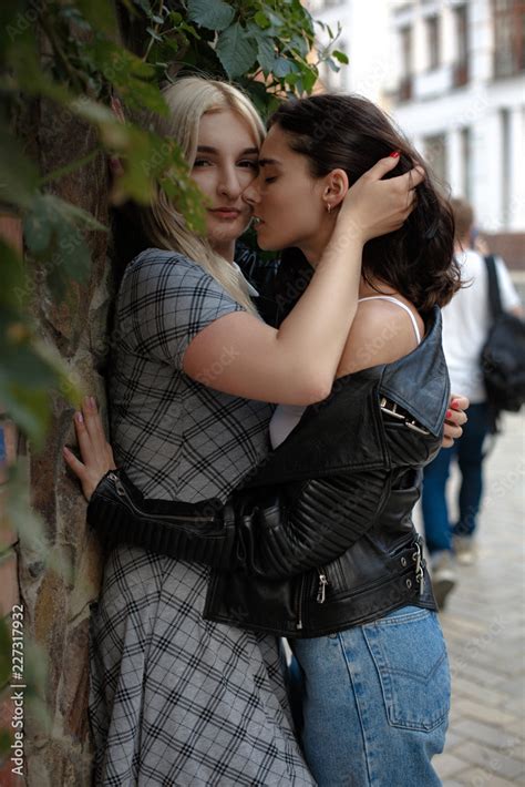 Gegenstand Mehr Gesponsert Lesbian Kissing Jeans Schreibtisch Alarm Madison