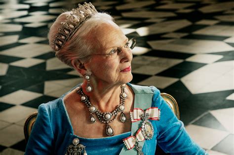 reine margrethe ii du danemark en majeste sur le portrait de ses  ans de regne