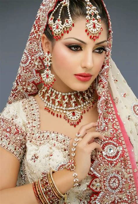 Royal Style Dress Up And Jewellery For Indian Bride