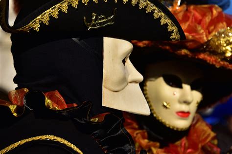 venice carnivals  typical masks  costumes italy magazine