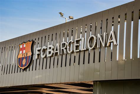 barcelona fc konkurs droht fc barcelona muss  millionen euro  gehaltern einsparen keine