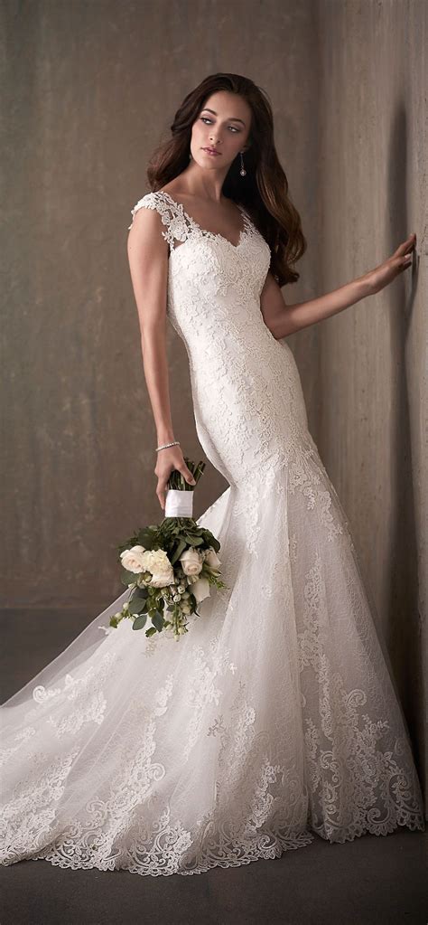 lace appliques      layer  tulle   veiled   delicate lace laye