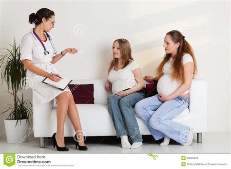 duas mulheres gravidas e doutor foto de stock imagem de povos gynecologist 29202594