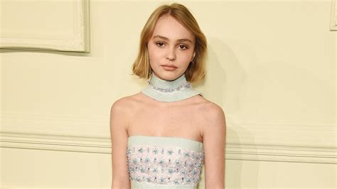 Lily Rose Depp Comes To Johnny Depp S Defense My Dad Is