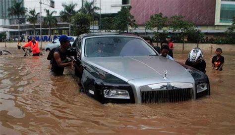 foto foto kendaraan menerjang banjir jakarta kemarin