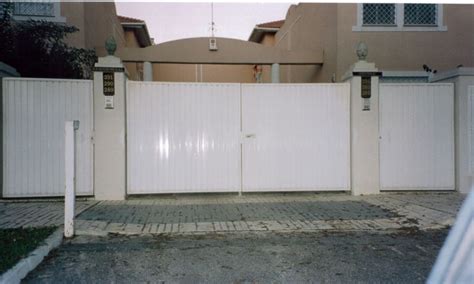 15 Puerta Abatible De Dos Hojas De Chapa 001 – Lusan Puertas De Garaje