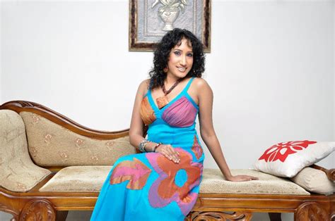 Srilankan Popular Songstress Uresha Ravihari Photo Hots Live