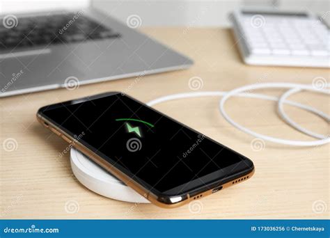 mobiele telefoon opladen met draadloos toetsenbord op tabelsluiting stock foto image  mobiel