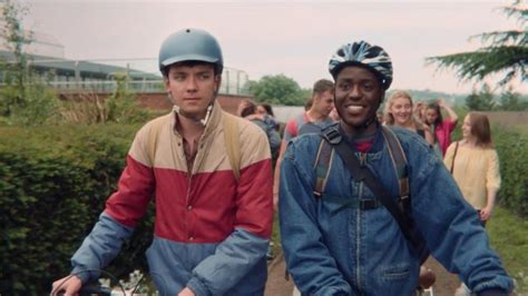 the jacket colorblock of otis asa butterfield in sex education s01e01 spotern