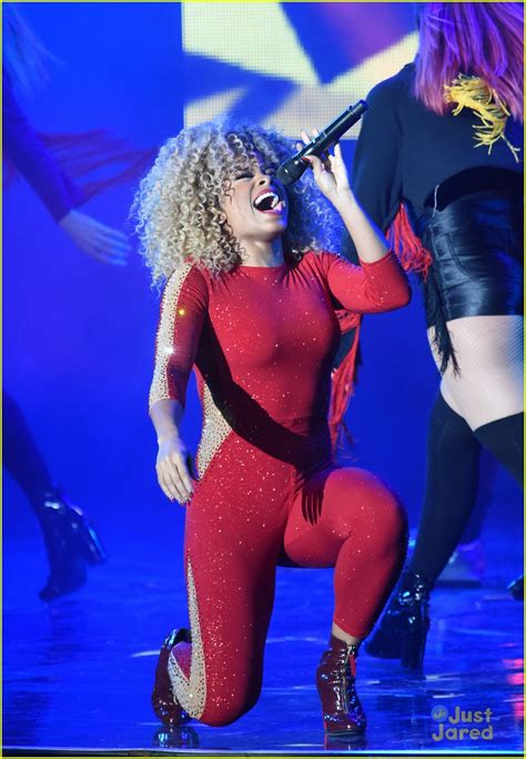 Fleur East Performs Sax For We Day Uk Photo 939131