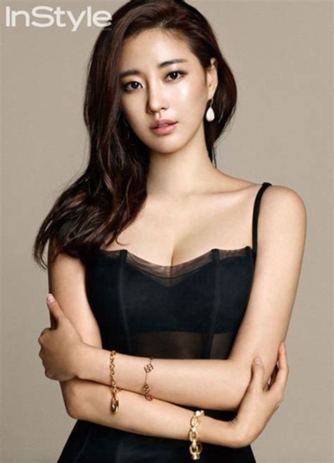 Kim Sa Rang Shows Off Her Sexy Cleavage And Body In Latest
