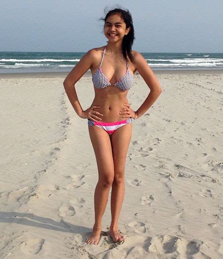Cewek Seksi Pake Bikini Di Pantai