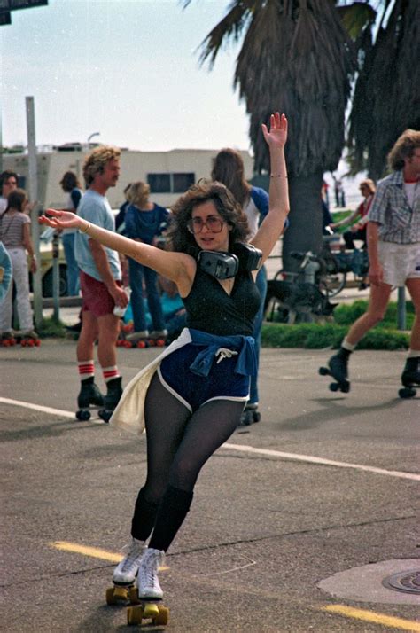 35 Interesting Vintage Photographs Of Roller Skaters At Venice Beach