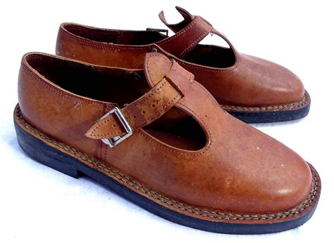 paire de chaussures dete sandales en cuir pointure  annees