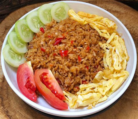 nasi goreng  fried rice    indonesias  famous dishes