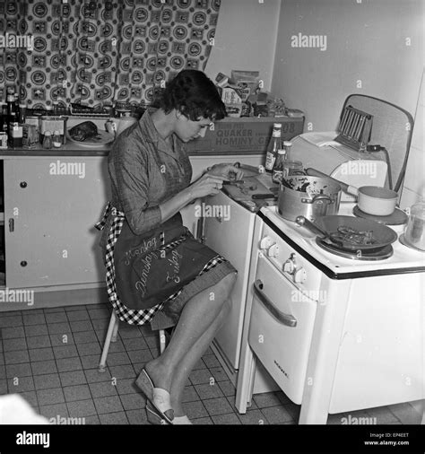 junge ruth drasy sitzt in der küche deutschland 1950er jahre junge