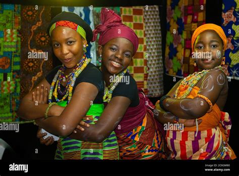 Portrait De Trois Filles Africaines Portant Un Costume Traditionnel De