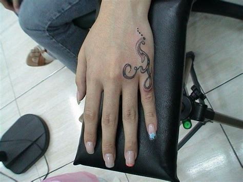 40 cute and attractive small hand tattoo designs that will