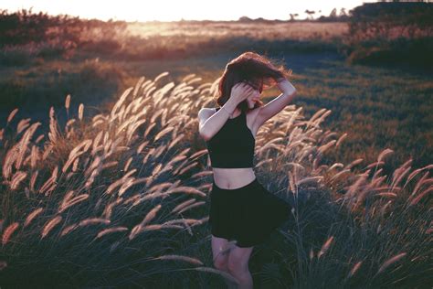 무료 이미지 소녀 여자 해돋이 일몰 들 사진술 햇빛 아침 꽃 애정 로맨스 아름다움 댄스 영상 감정