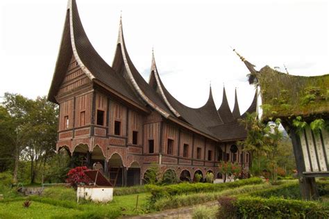 rumah adat minangkabau padang sumatra barat gadang rumah adat indonesia