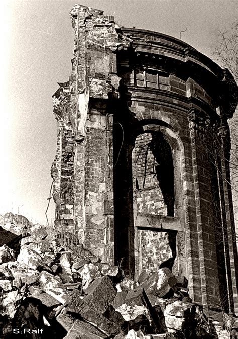 ruine frauenkirche dresden  foto bild monochrom bearbeitungs