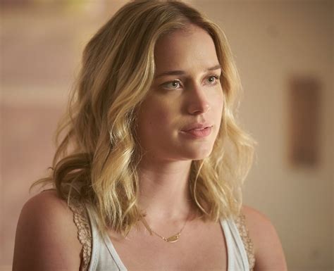 Who Plays Beck In You On Netflix Elizabeth Lail You Season 2 Who