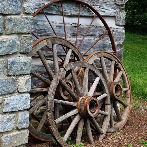 incredible ways    wagon wheels   garden   decorate  wagon wheels