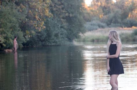 Girl S Takes Senior Photos By Lake But Finds Naked Man Hidden In Snap