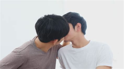 Vidéos Et Rushes De Gay Kissing Asian Getty Images