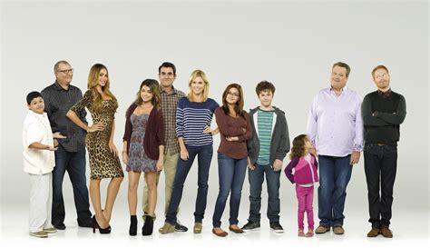 season  cast modern family photo  fanpop
