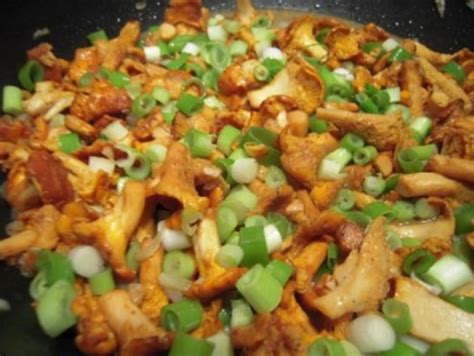 pfifferlinge mit lauchzwiebeln und ruehrei rezept