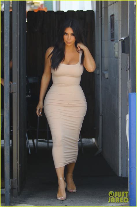 kim kardashian flaunts 26 inch waist in skin tight dress photo 3673106