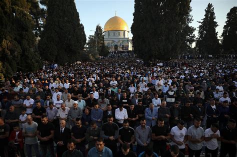 palestinian muslims  somber feast    holy month