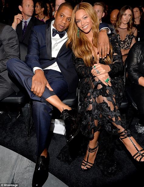 beyonce shares kiss with jay z before accepting best randb