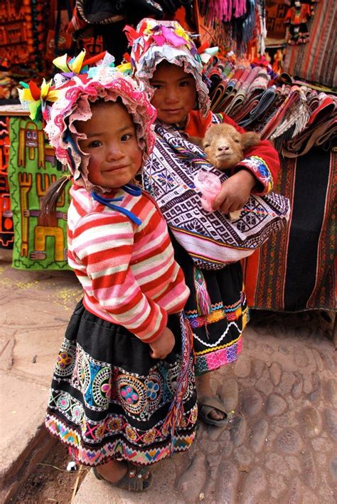 Las Mismas Niñas En El Mercado De Pisac Cusco With