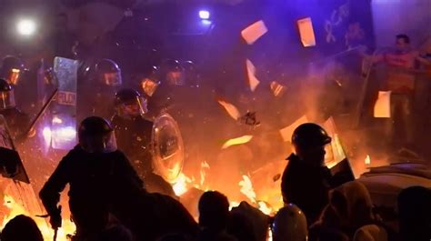 catalaans protest escaleert veldslag  straten van barcelona rtl nieuws